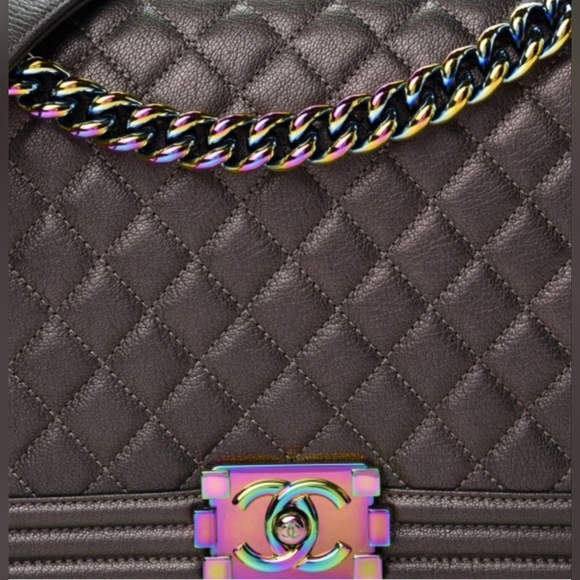 Authentic Chanel Iridescent Goatskin Quilted Medium Boy Flap Gold Sold Out - Picture 8 of 15